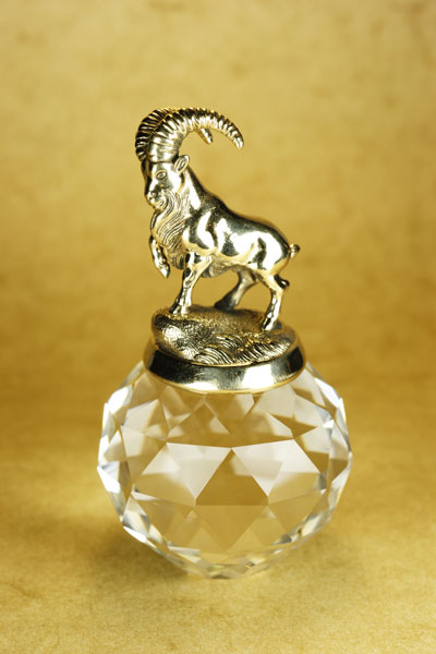 Подарок на день рождения сувенир статуэтка из бронзы на хрустальном шаре