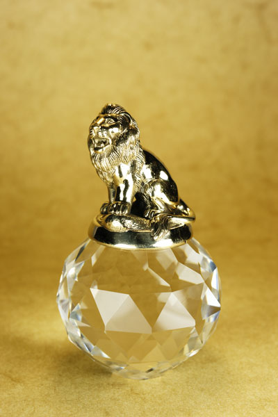 Подарок на день рождения сувенир статуэтка из бронзы на хрустальном шаре