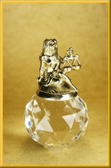Фигурка (статуэтка) №1 на хрустальном шаре "Весы"