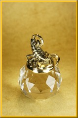 Фигурка (статуэтка) №1 на хрустальном шаре "Скорпион"