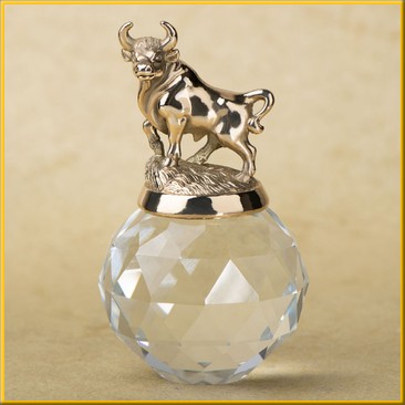 Фигурка  на хрустальном шаре "Бык"