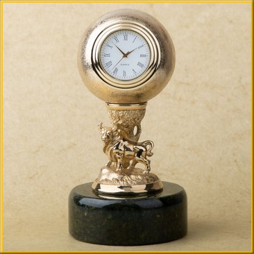 Часы в шаре на змеевике "Бык"