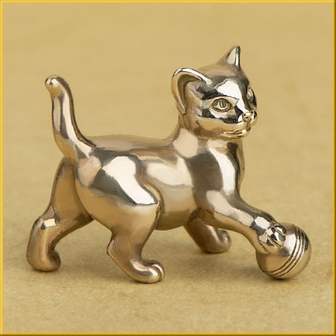 Фигурка "Кошка мячом"