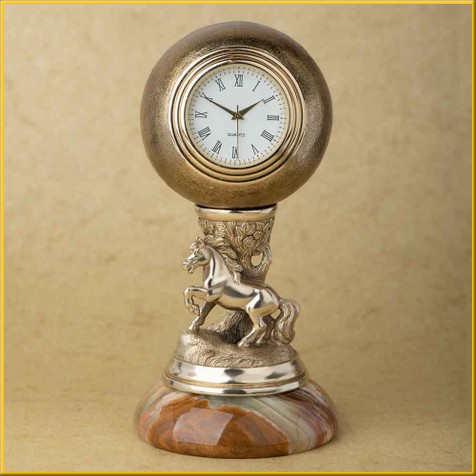 Часы в шаре на ониксе "Лошадь"