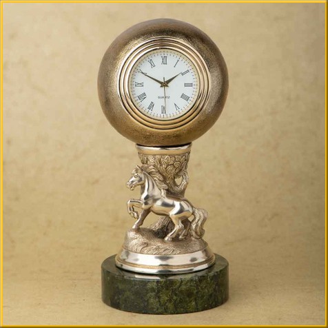 Часы в шаре на змеевике "Лошадь"