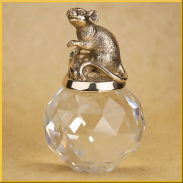 Фигурка  на хрустальном шаре "Мышь"