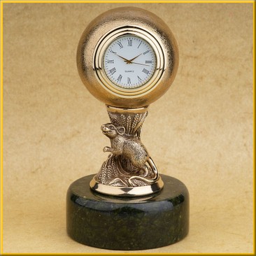 Часы в шаре на змеевике "Мышь"