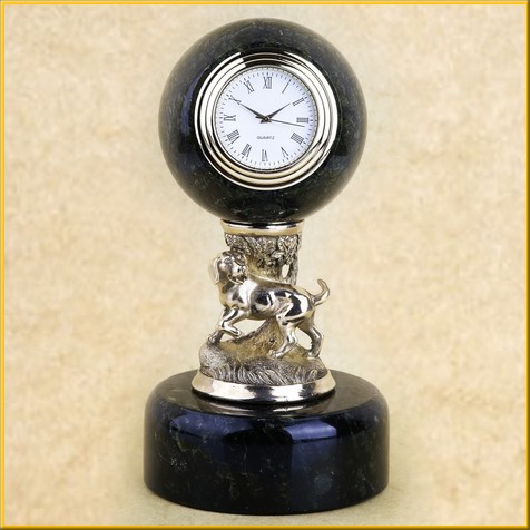 Часы в шаре на подставке "Собака"