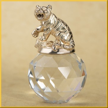 Фигурка  на хрустальном шаре "Тигр"