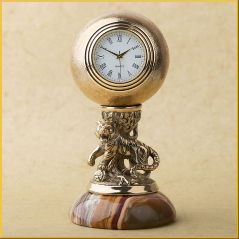 Часы в шаре на ониксе "Тигр"