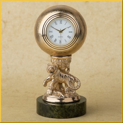 Часы в шаре на змеевике "Тигр"