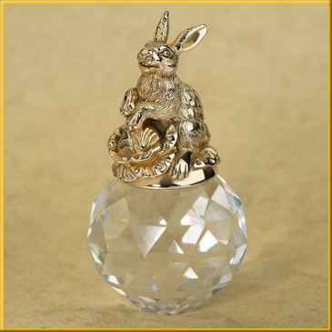 Фигурка  на хрустальном шаре "Кролик с капустой"