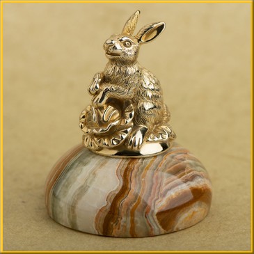 Фигурка на ониксе "Кролик с капустой" №1