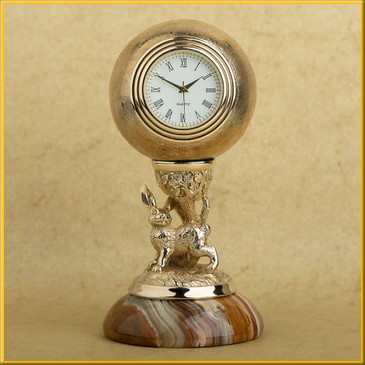 Часы в шаре на ониксе "Кролик"