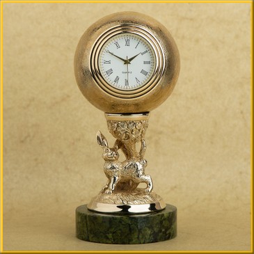 Часы в шаре на змеевике "Кролик"