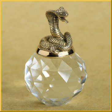 Фигурка  на хрустальном шаре "Змея"