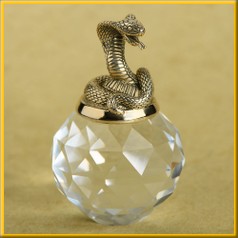 Фигурка  на хрустальном шаре "Змея"