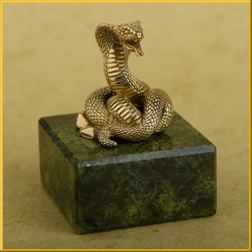Фигурка Змея из бронзы на змеевике №1