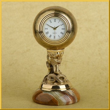 Часы в шаре на ониксе "Змея"