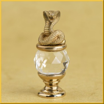 Фигурка Мини на хрустальном шаре Змея